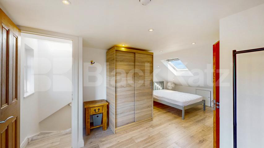 Elegant & Expansive Six Bed 4 Bath Residence with Private Garden in Holloway Mayton Street, Holloway